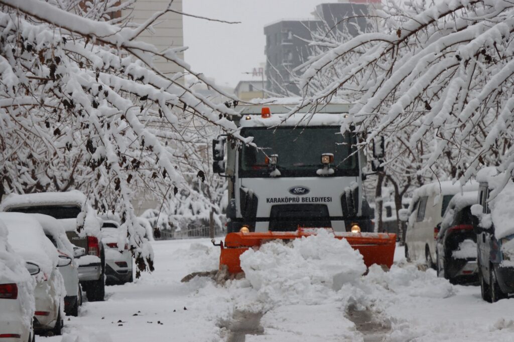 KARAKÖPRÜ BELEDİYESİ KARLA MÜCADELEDE SEFERBER OLDU