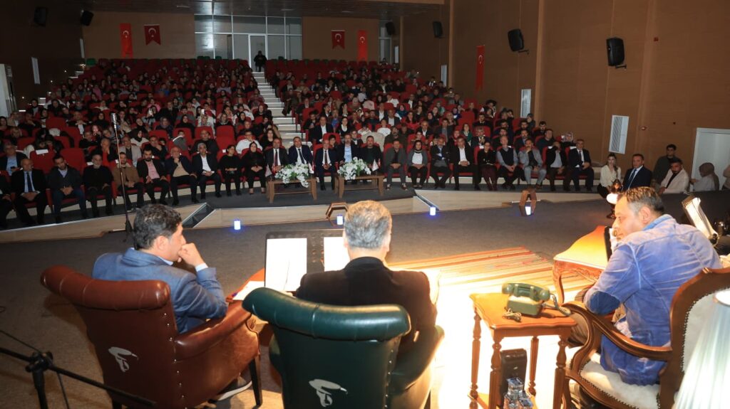 KARAKÖPRÜ’DE ŞİİR AKŞAMI YOĞUN İLGİ GÖRDÜ