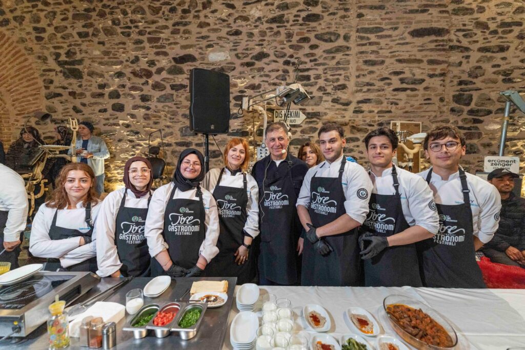 Başkan Tugay Tire’de önlük giydi, mutfağa girdi, yemek yaptı