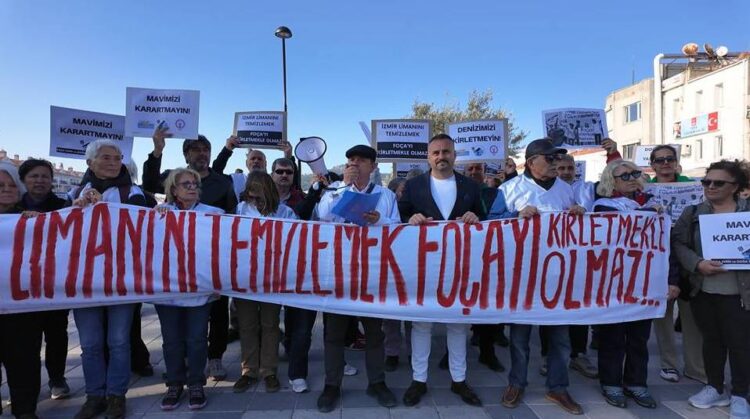 Foçalılar Çamura İnsan Zinciriyle Protesto Düzenledi