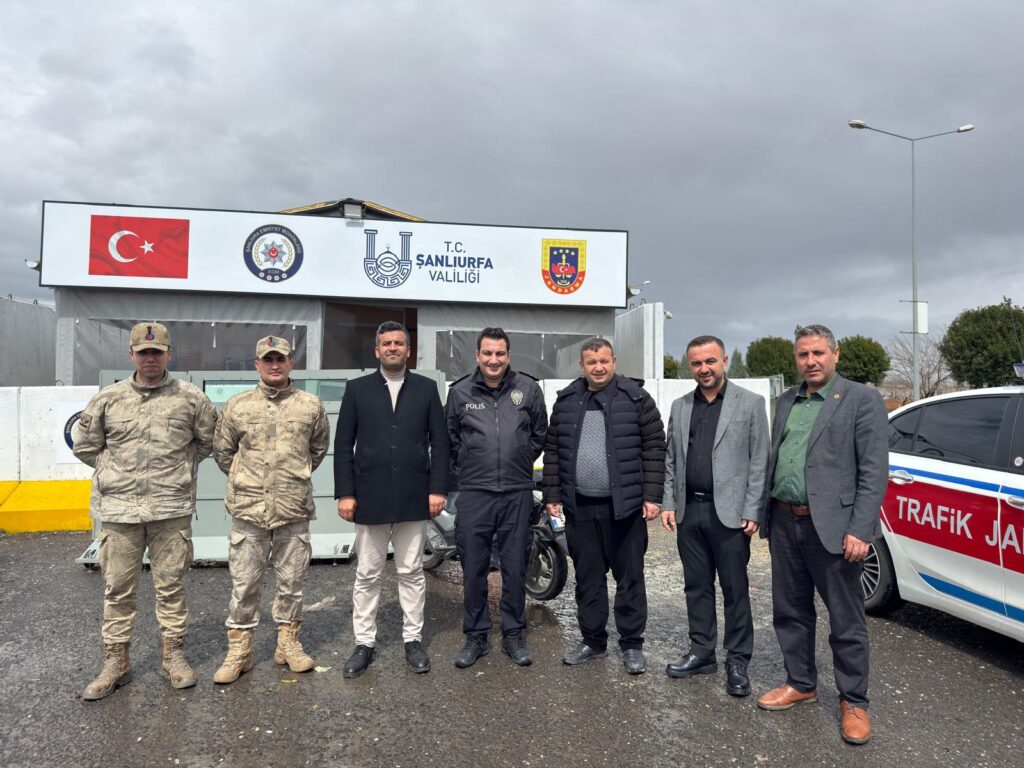 Karaköprü’de Muhtarlardan Görev Başındaki Emniyet Mensuplarına Bayram Ziyareti