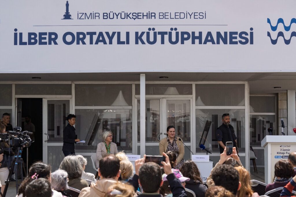 lber Ortaylı anısına duygusal buluşma İzmir Kitap Fuarı’nda Ortaylı’nın ailesi okurlarla bir araya geldi