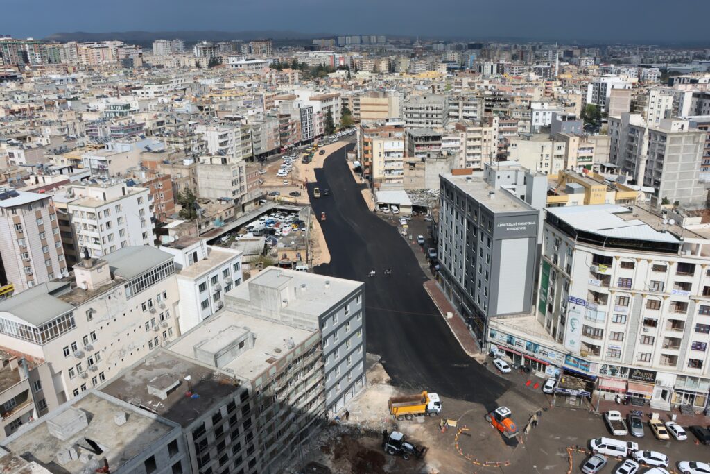 ŞANLIURFA’DA 25 METRELİK YOL PROJESİNDE ASFALT ÇALIŞMALARI BAŞLADI